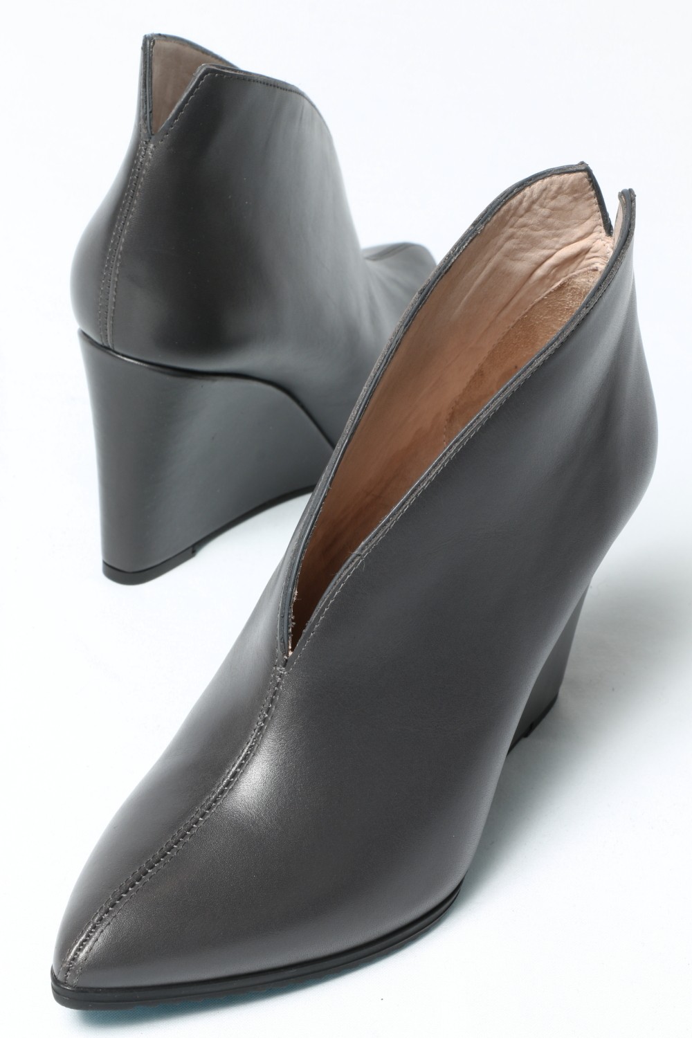 Unisa Vカット ウエッジソール レザー ブーティー ヒール9 0 グレー Bekku Femme